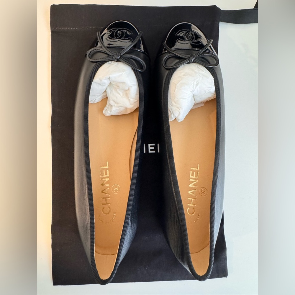 CHANEL Black Leather Ballet Flats with Bow - Picture 2 of 10